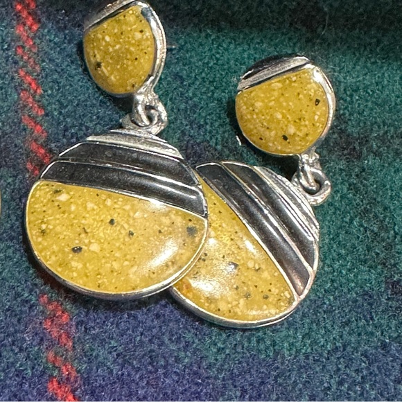 Vintage enamel stud earrings - Picture 4 of 7